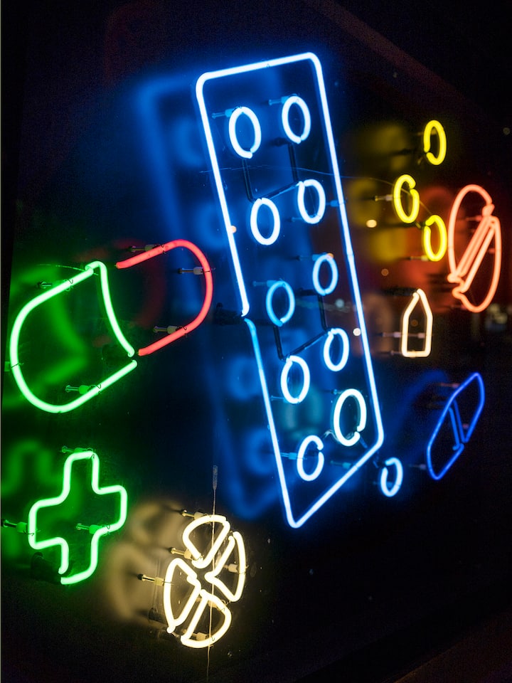 Generika nicht verfügbar? So sparen Sie trotzdem Medikamente-Leuchtwerbung: Generika, Bei Engpässen können Patienten das teurere Original vergünstigt erhalten – doch das braucht einen Sondereinsatz der Apotheke oder Arztpraxis.