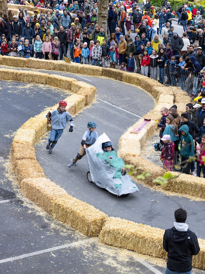 Kinder bei Seifenkistenrennen