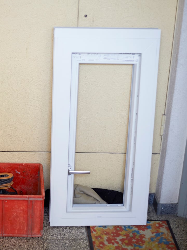 Fenster bereit zur Montage: Wo ist der Handwerker? Fensterbauer nimmt 10'000 Franken Anzahlung – und taucht ab Wie ein Handwerker eine Rentnerin im Stich liess – und warum er kein gewöhnlicher Abzocker ist.