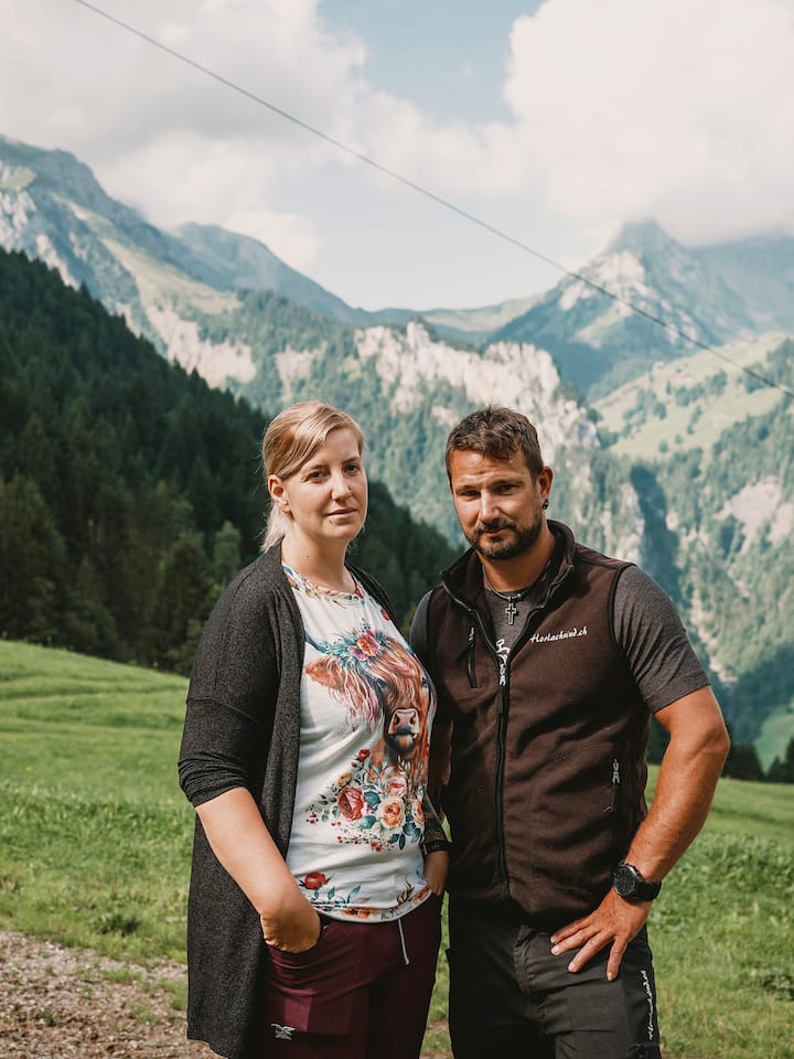 Andreas und Angelina Herger / Horlachen / Isenthal UR «Junge Bauernfamilie verliert unverschuldet 80'000 Franken» Hier auf den Bildern: Andreas (Res) und Angelina Herger leben auf dem Hof Horlachen weit oberhalb von Isenthal, UR. Die Bilder zeigen die beiden in Umfeld ihres Hofes. Aufgenommen wurden die Bilder am 16. August 2024.