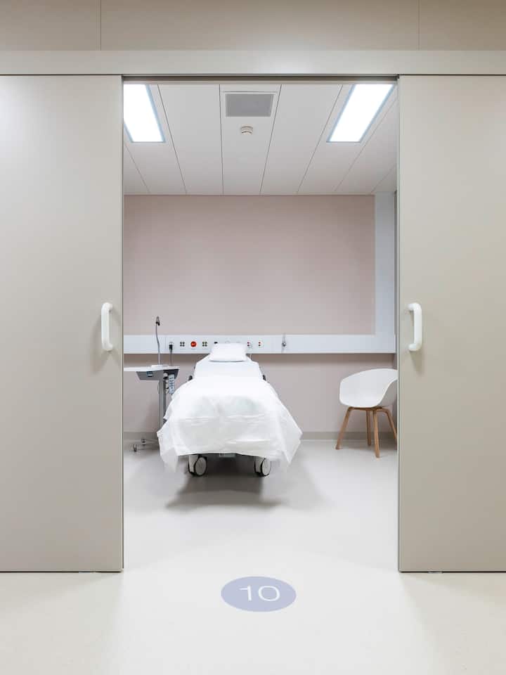 Einblick in einen Behandlungsraum im ambulanten Zentrum des Stadtspitals Zürich, Europaallee; Kommentar zur Efas-Abstimmung Eine verunglückte Reform Was passiert, wenn die Vorlage zur einheitlichen Finanzierung (Efas) angenommen wird? So genau weiss das niemand.