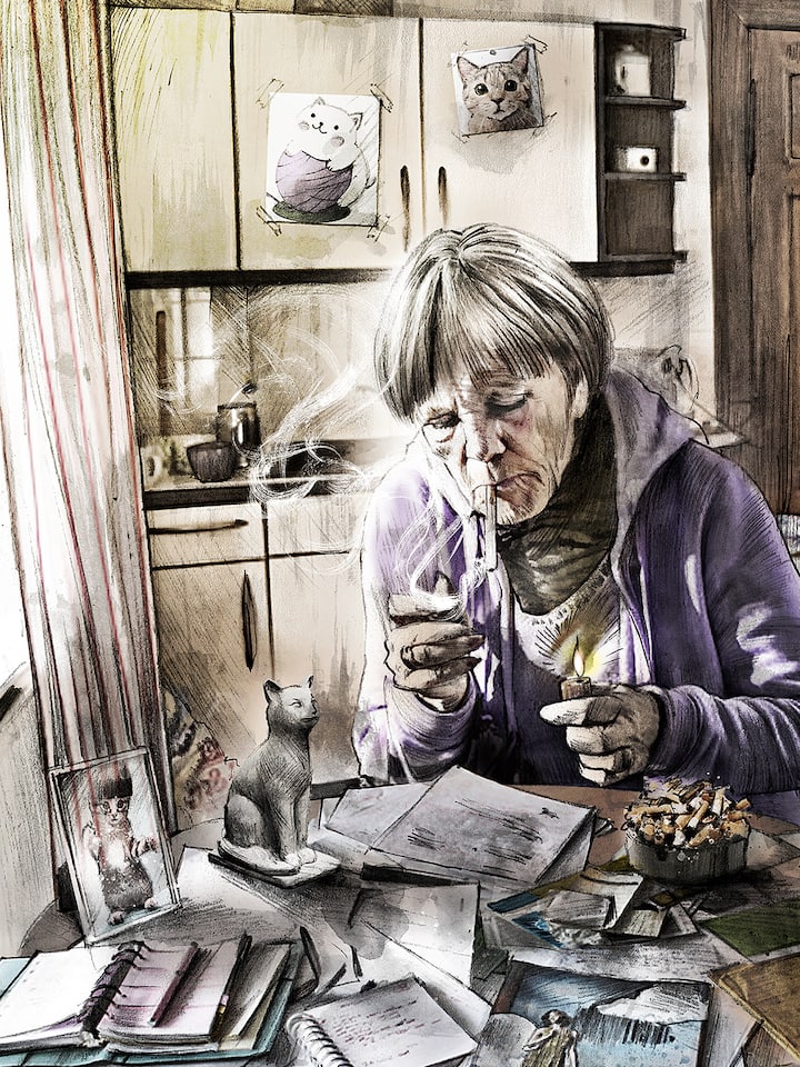 Frau sitzt am Stubentisch und raucht eine Zigarette