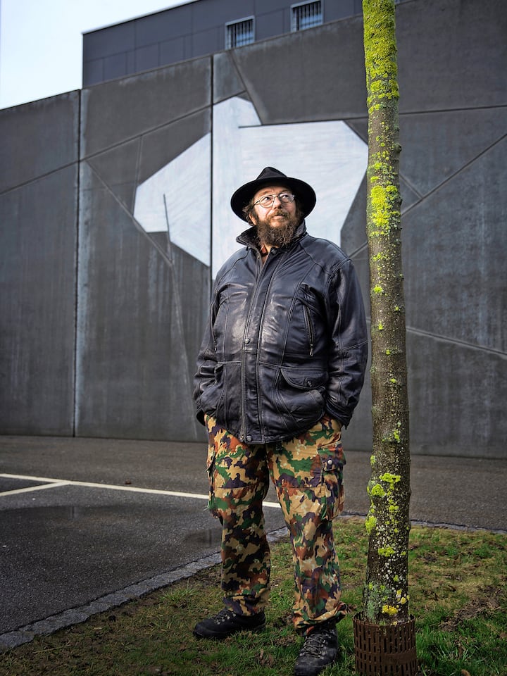 Ernst «Aschi» Schmutz vor dem Regionalgefängnis Burgdorf BE