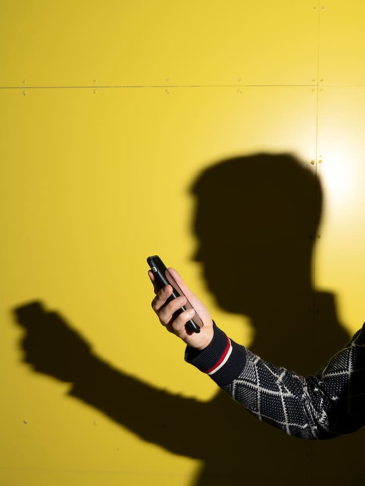 Opfer Cedric Schmid anonymisiert im Bild. Polizei Spoofing Opfer Betrug Smartphone