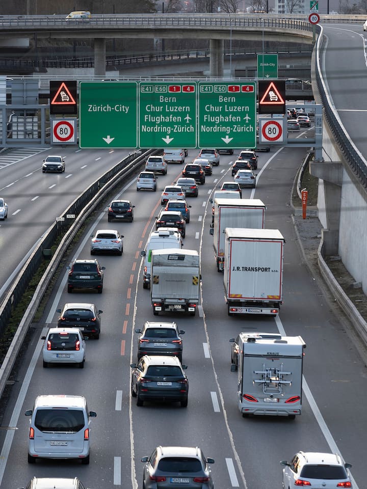 Stau auf der Autobahn A1: Beobachter PlusAutobahn-Abstimmung So bringt man mehr Leute ins Auto Autobahnen sollen ausgebaut werden – doch es gäbe eine viel günstigere und effizientere Lösung: Fahrgemeinschaften oder Carpooling.