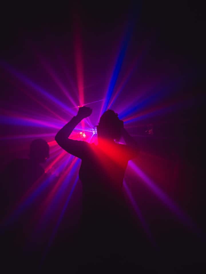 Tanzende Menschen im Club - Junge Menschen feiern und trinken weniger. Für Nachtclubs ist das ein Problem. Deshalb umgarnen die Clubs jetzt ein neues Publikum: die Alten.