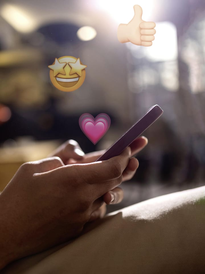 Collage: Mädchenhände mit Smartphone und WhatsApp Emojis - Er überhäuft die 14-jährige Tochter mit Geschenken und schickte der Mutter ein Video, in dem er sich selbst befriedigt. Jetzt ermittelt die Staatsanwaltschaft gegen den ehemaligen Leiter einer Familienbegleitung