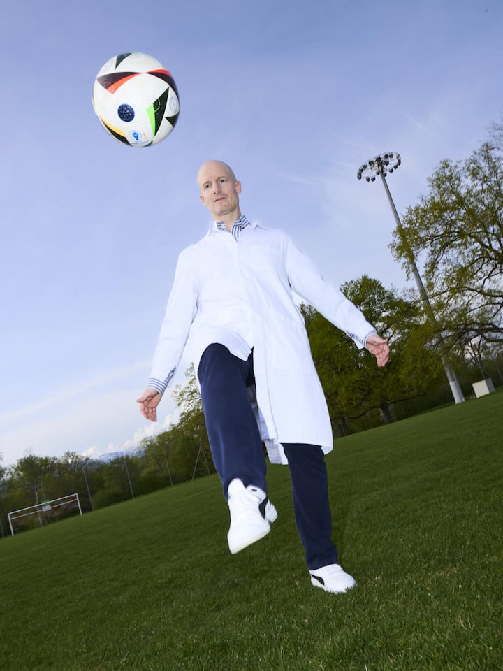 Philippe Tscholl jongliert mit einem Fussball - Für die Schweizer Fussball-Nati steht die Gesundheit an erster Stelle: Teamarzt Philippe Tscholl bereitet die Spieler auf die WM in Nordamerika vor – inklusive Jetlag-Training