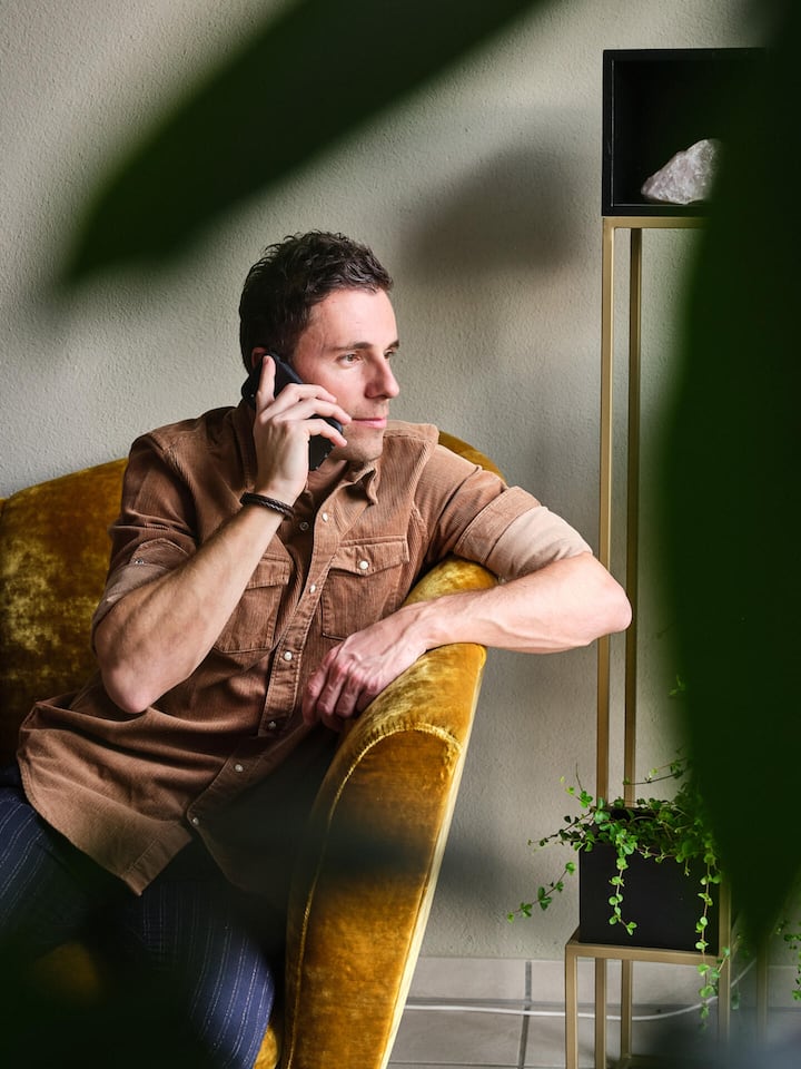 Porträt Marcel Hächler am Telefon - Unlimitiertes Surfen, keine Mindestlaufzeit oder versteckten Kosten: Handyabos versprechen oft vieles. Doch wenn bei einem Abowechsel die Telefonnummer liegen bleibt, wird es kompliziert