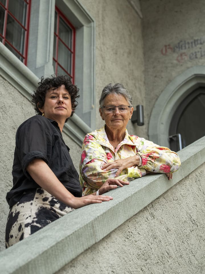 THUN, 24.08.2026 - Beatrice und Regisseurin Marina Klauser vor dem Eingang des früheren Gerichts am Schloss in Thun.
Beatrice war in der Methernita-Sekte von Paul Baumann, genannt "Vatti" in Linden BE und spricht in der Doku-Serie "Der Engelmach…