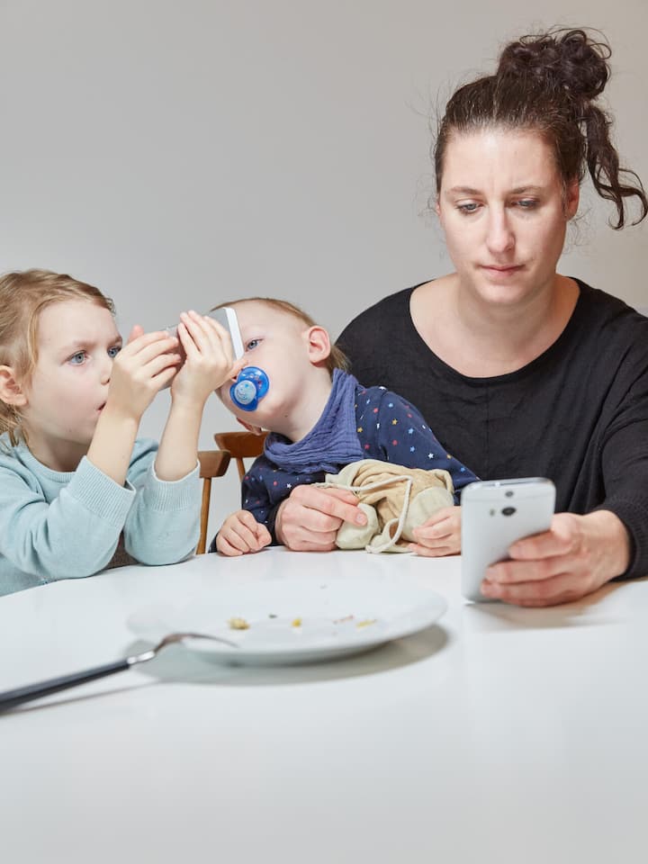 <p>Permanente Ablenkung in der digitalisierten Welt fördert emotionale Vernachlässigung. </p>