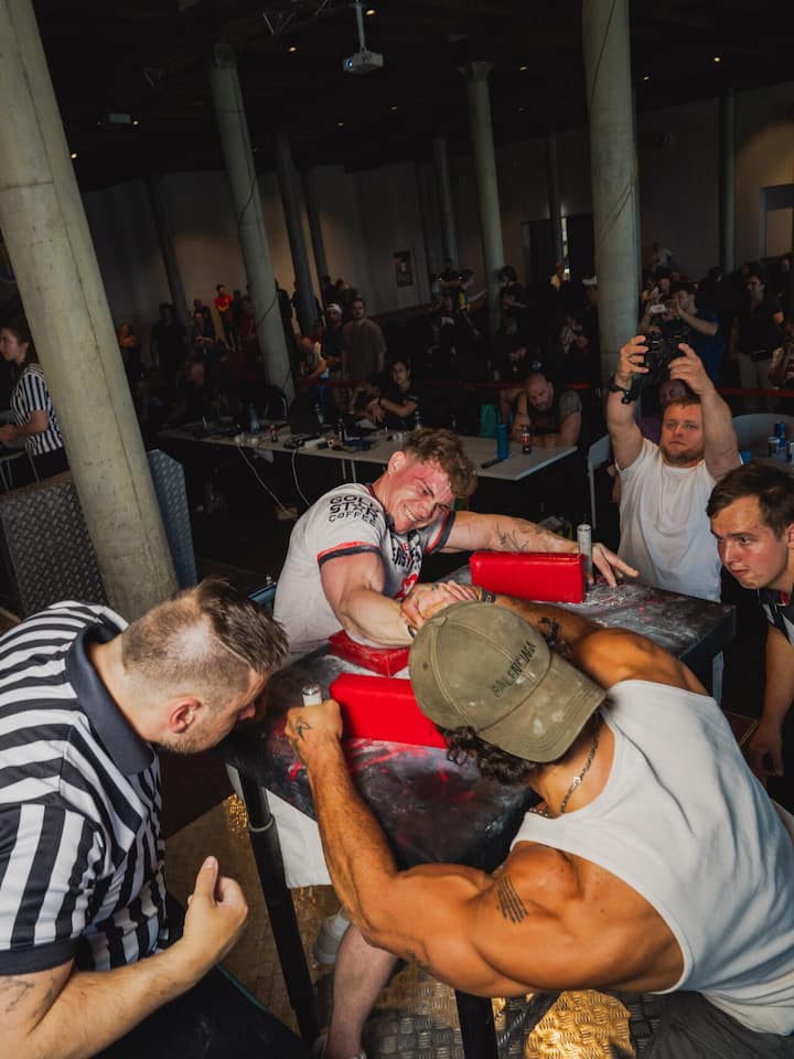 Wo die Menschen glücklich sind Junge Männer beim Armwrestling - Ich bin in keinem Verein, sagt die Beobachter-Autorin von sich. Und sie will das ändern, nachdem sie für diese Beobachter-Reportage in so viele glänzende Augen geblickt hat. Auf der Spur einer Schweizer Leidenschaft.