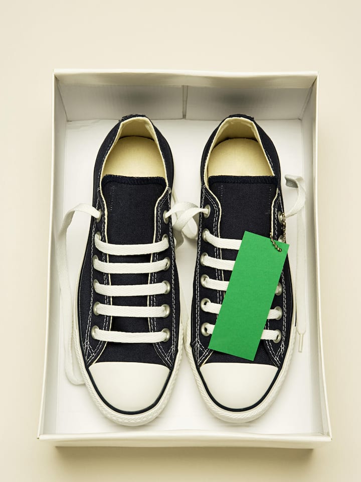 Ein Paar Turnschuhe in einer Schuhschachtel - Je nach Fussgrösse kosten Schuhe im Zalando-Onlineshop zwei Drittel mehr. Aber auch wer bei Galaxus shoppt, muss aufpassen