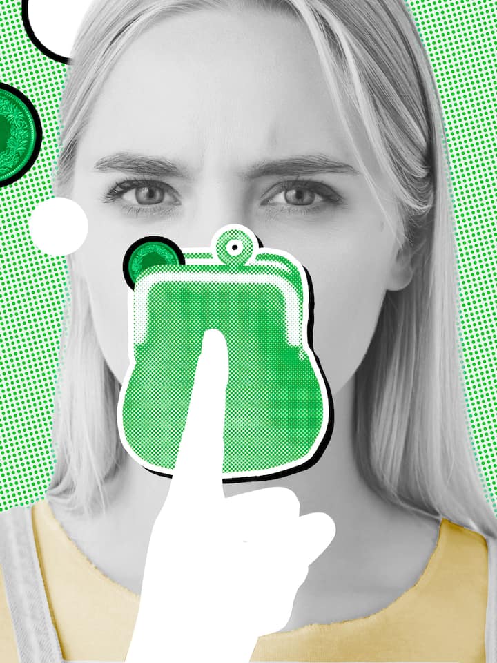 Über Geld spricht man nicht – oder? Vor dem Mund einer jungen Frau befindet sich ein Portemonnaie und ihr Zeigefinger ist ausgestreckt, um anzudeuten, dass Angestellte über den Lohn zu schweigen haben. Können Arbeitgeber ihren Mitarbeitenden wirklich verbieten, untereinander über den Lohn zu sprechen? Das sagt das Recht dazu