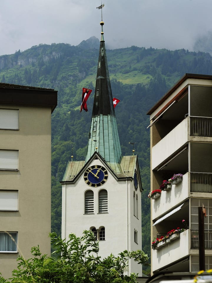 Glarus ignoriert hartnäckig die Realität Kirche im Zentrum von Schwanden - Auch im Kanton Glarus ist das Wohnen teurer geworden – trotzdem erhalten Menschen in der Sozialhilfe immer noch gleich tiefe Beiträge wie vor 18 Jahren. Erst jetzt wird nachgebessert