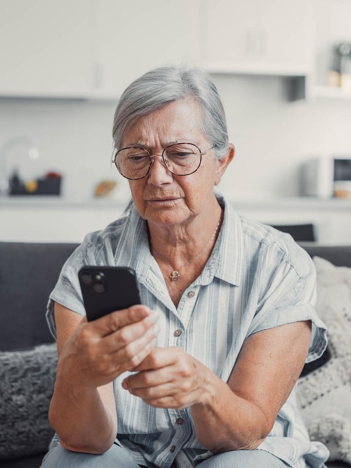 Ältere Menschen sind häufiger betroffen: Häufig genügt ein falscher Klick und fragwürdige Anbieter verrechnen teure Premium-SMS.