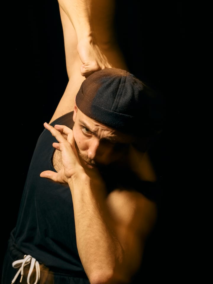 Muhammed Kaltuk tanzt und blickt in die Kamera - Alle waren dagegen – dennoch ist Muhammed Kaltuk heute Tänzer und Choreograf. Mit seiner Company will der 35-Jährige Hip-Hop als Kunstform etablieren