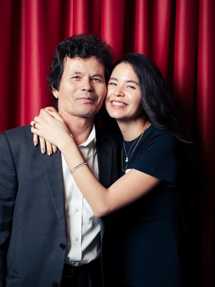 Mahbube Ibrahimi freut sich mit ihrem Vater über den Sieg.