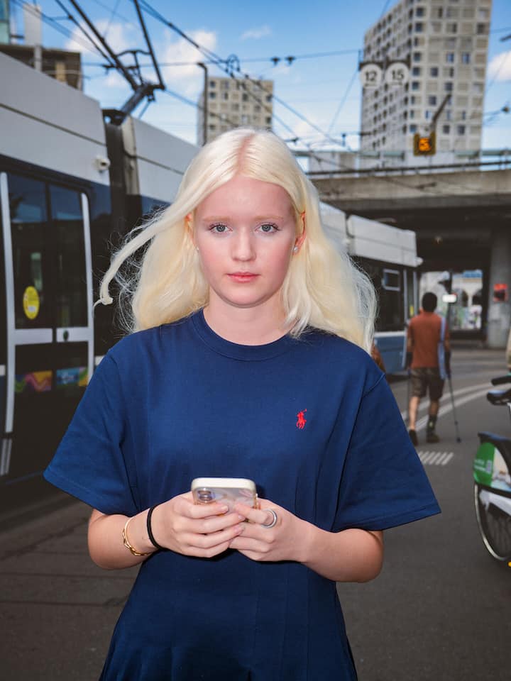 Jugendliche wie die hellblonde Laura sprechen in Zürich über Gefahren von Social Media.