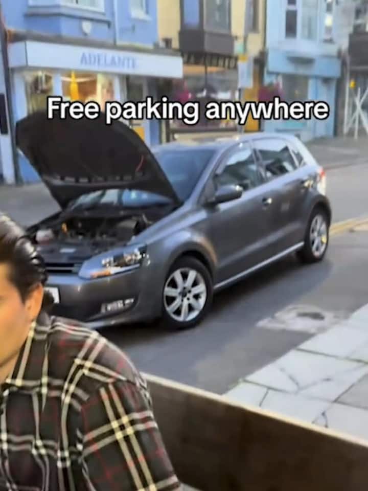 Free Parking anywhere - car parking hack von TikTok/GuidoJostido
Quelle: https://www.tiktok.com/@guidojostido/video/7400135157920910624
Thema: Mythos Pannen-Trick: Warum die offene Motorhaube Sie hunderte Franken kosten kann