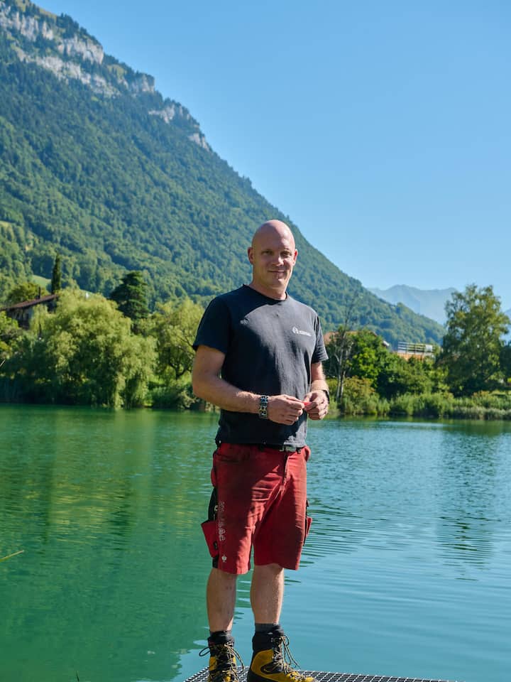 André Wyss am Burgseeli - André Wyss kann schlecht schwimmen. Trotzdem rettete er zwei Touristen vor dem Ertrinken. Ein Besuch am Unglücksort in der Nähe von Interlaken