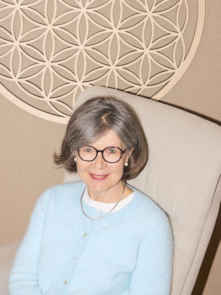 Portrait von Anne Christine Dölling, Life Coach und Lebensende-Doula, fotografiert am Donnerstag, 6. November 2025 in Düdingen. Portraitserie fotografiert von Julien Chavaillaz für den Beboachter zum Thema: Sterbe-Doula: Sagen Sie mal...wie über…