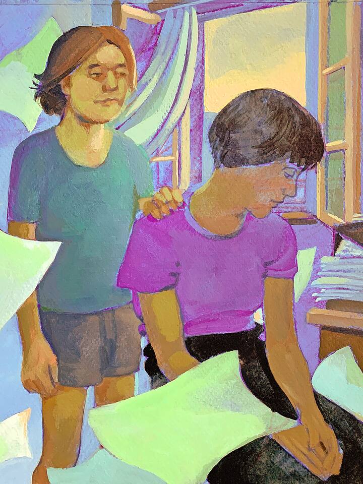 Kind steht hinter sitzender Mutter