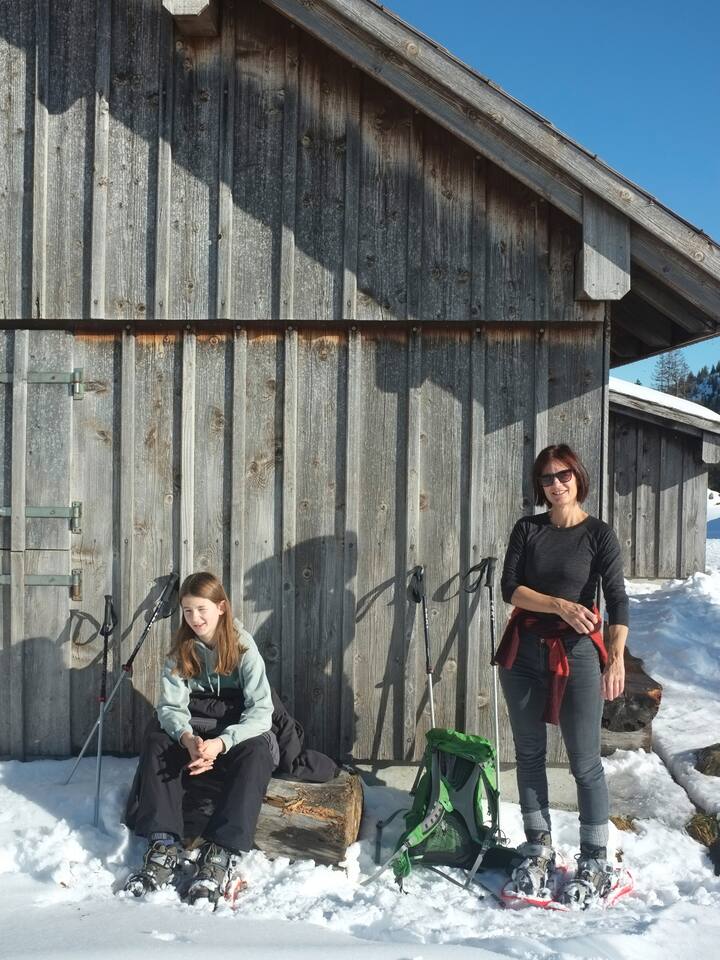 Mittagsrast beim Holzschopf: Julia Hofer und ihre Tochter