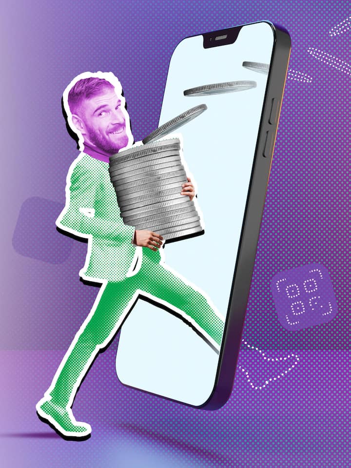 Junger Mann mit Münzen und Handy - Mit ihren Apps bieten Neo-Banken einfache und günstige Lösungen. Doch Sicherheitsrisiken, fehlende Banklizenzen und jetzt der Verkauf von Radicant verunsichern Neo-Bank-Kunden. Was sie wissen müssen