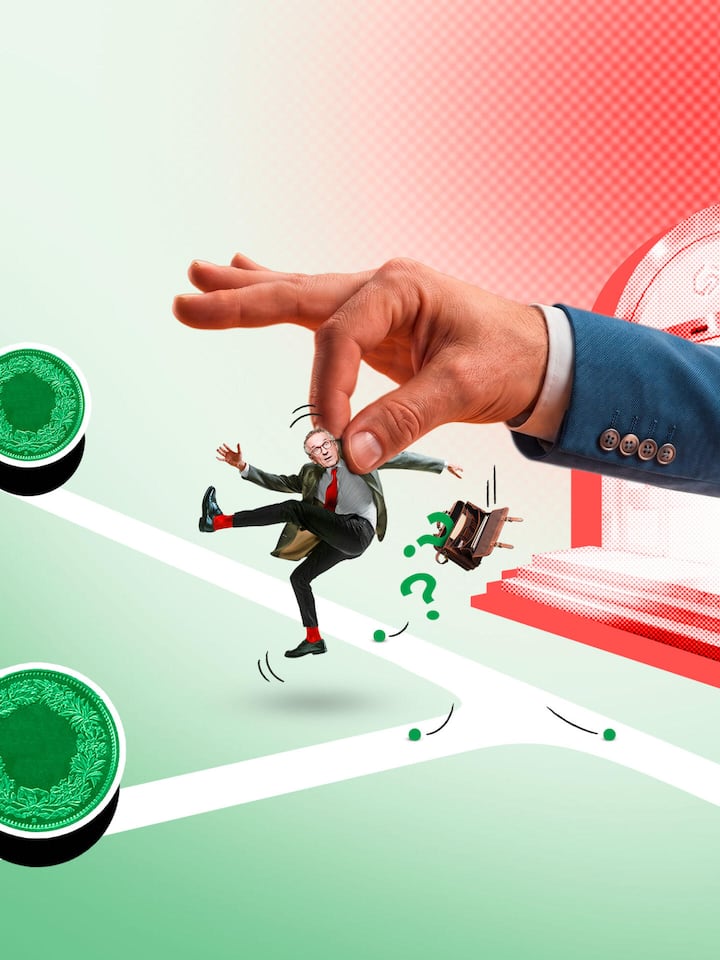 Illustration: Grosse Hand spediert älteren Angestellten vor die Tür - Wer kurz vor der Pensionierung den Job verliert, unterschätzt oft, was mit der Altersvorsorge passiert. Der Beobachter zeigt vier Varianten auf
