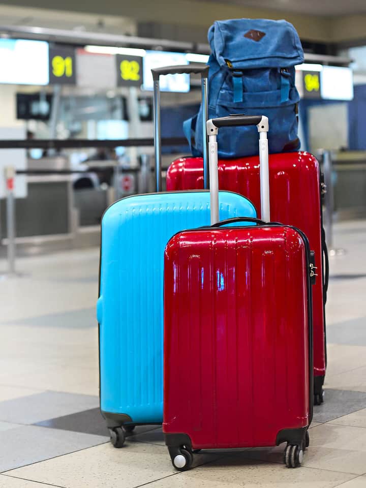 Drei Koffer und ein Rucksack befinden sich vor Check-in-Schalter - Ein Vergleich von 25 europäischen Airlines zeigt grosse Preisunterschiede beim Gepäck. Auch bei der Swiss zahlt man happige Aufpreise für den Koffer – aber nur bei der günstigsten Reiseklasse.