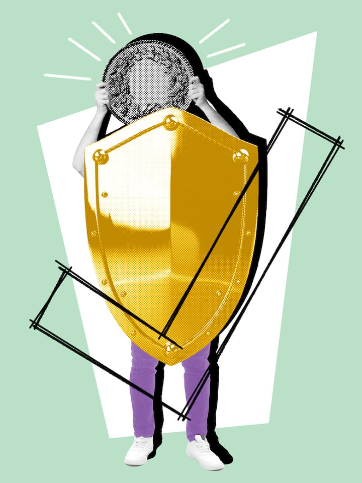 Ein Mensch mit Münzkopf und Schutzschild vor einem Haken und weiss-grünem Hintergrund. Wie man bei Versicherungen sparen kann.