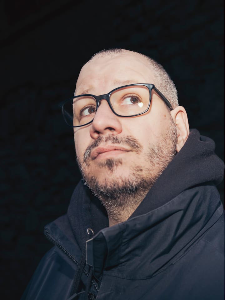 Gian-Marco Schmid aka Gimma; Rapper Gian-Marco «Gimma» Schmid erzählt in seinem Buch «Abschiede von Mutter» die bewegende Geschichte seiner alkoholkranken Mutter und seine eigene Bewältigung des Verlusts. Ehrlich und ungeschönt beschreibt er die schwierige Beziehung und seine persönlichen Kämpfe.