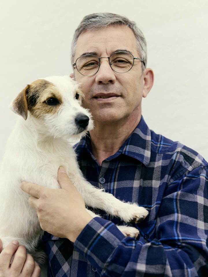 Porträt von Jorge Pereira mit einem Hund