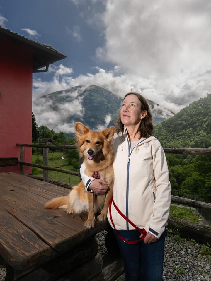 Franziska Servalli mit ihrer Hündin Molly - Franziska Servalli lebt ihren Traum vom eigenen Grotto, als sie an Krebs erkrankt. Doch plötzlich behauptet ihre Versicherung auch noch, sie hätte einen Betrug begangen