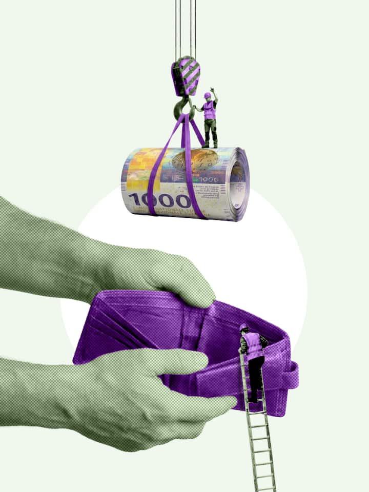 Eine Person hält ein geöffnetes leeres Portemonnaie in den Händen, während kleine Bauarbeiterfiguren den Geldbeutel über eine Leiter und einen Baukran inspizieren - Wenn der Eigenmietwert abgeschafft wird, fällt auch der Steuerabzug fürs Renovieren des Eigenheims weg. Der Beobachter sagt, ob es sich lohnt, noch schnell grössere Umbauten vorzunehmen.