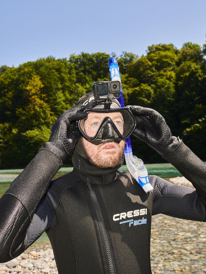 David Godio taucht nach Gegenständen in der Aare.