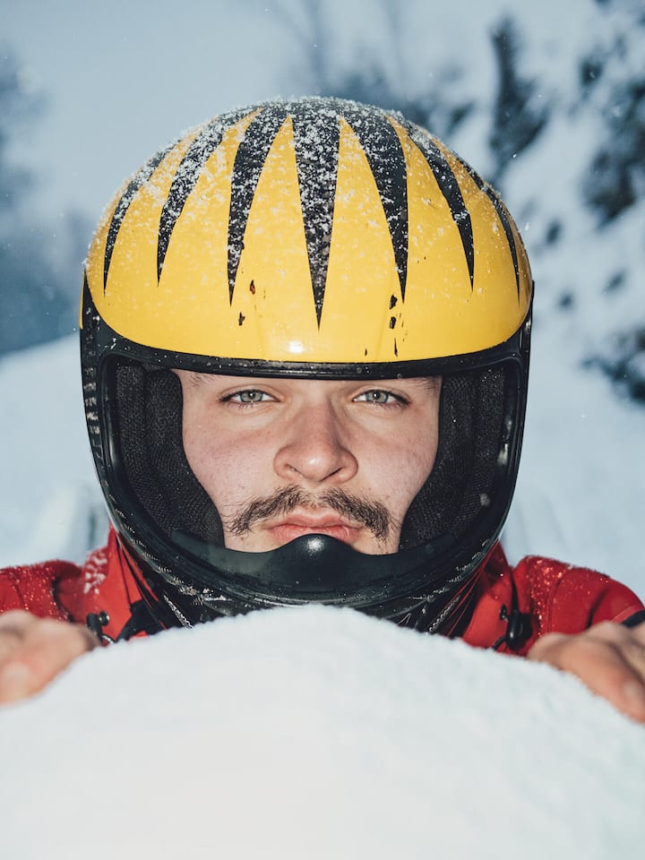 Sagen Sie mal: Wie ist es, als Bob-Talent entdeckt zu werden? Portraitserie mit Liam Burri, fotografiert von Tom Huber für den Beobachter, am Samstag, 10. Januar 2026, im Sportzentrum Kerenzerberg in Filzbach. Liam Burri (18) wollte an der Chilbi ei…