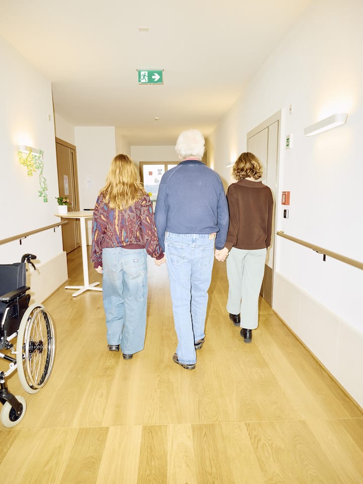 Die Schwestern Myrjam (rechts) und Johanna (links) besuchen ihren Papa im Pflegeheim in Muri AG, fotografiert für den Beobachter am Montag, 2. Februar 2026 von Joan Minder.
***
Wie geht es den beiden Schwestern, die sich um den an Demenz erkrankten …