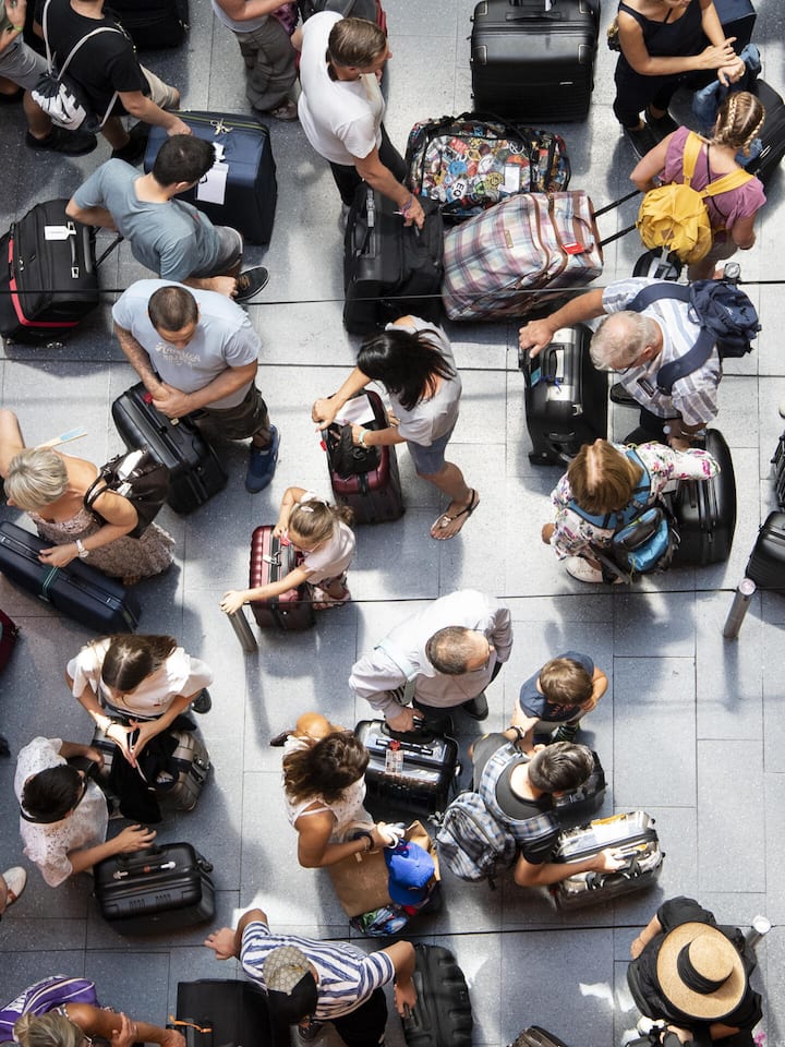 Fluggaeste schlaengeln sich um den Check-In Schalter auf dem Flughafen in Zuerich, aufgenommen am Sonntag, 15. Juli 2018. (KEYSTONE/Ennio Leanza)