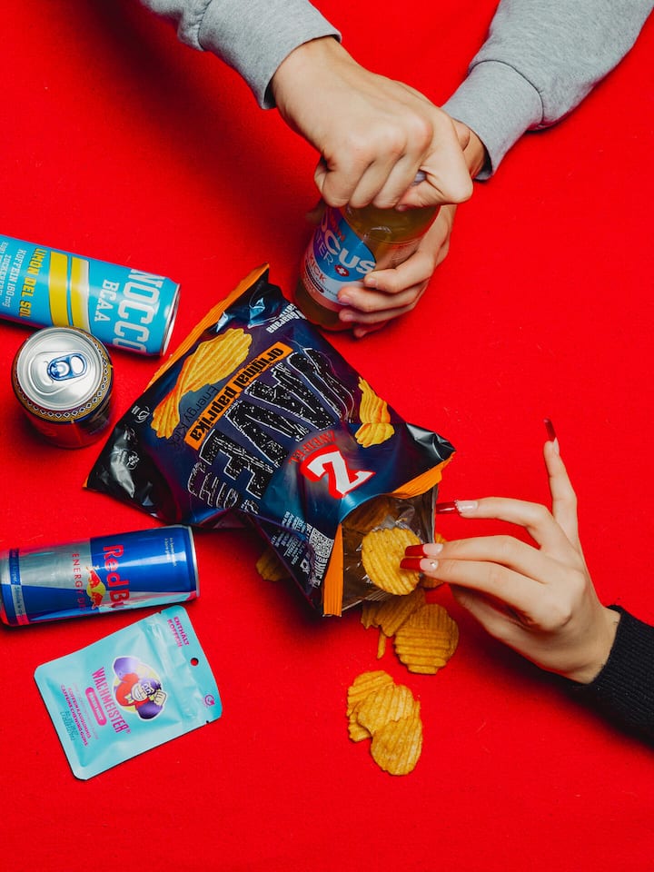 Inszeniertes Studiobild verschiedener Produkte mit Koffein:Paprika Wave Energy Chips, Red Bull, Mate Tee El Tony, Nocco, Focus Water Kick, Wachmeister Kaugummi