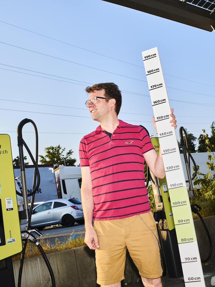 Thomas Schneider setzt sich als Privatperson unter anderem dafür ein, dass öffentliche E-Ladestationen behindertengerecht gebaut werden. Fotografiert an der Autobahn Raststätte Grauholz von Florian Spring am 4 .July 2025.
