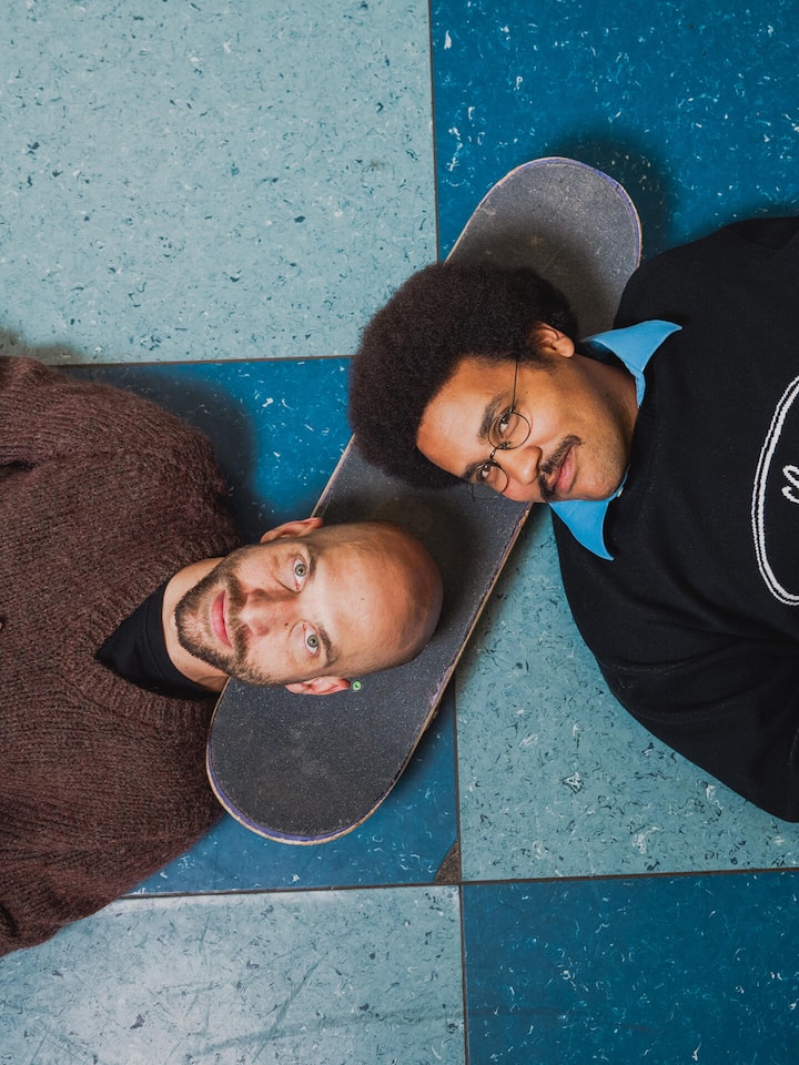 «Es ist eine Grenzerfahrung, einen Freund in diesem Zustand zu filmen» Musiker Dino Brandao (mit Haaren) lebt mit manischen Episoden. Sein bester Freund der Regisseur Moris Freiburghaus hat zum Thema "wie geht man als Freund mit einer akuten psychischen Krise um?" den Film " I Love you, i leave you" gedreht. Porträtier…