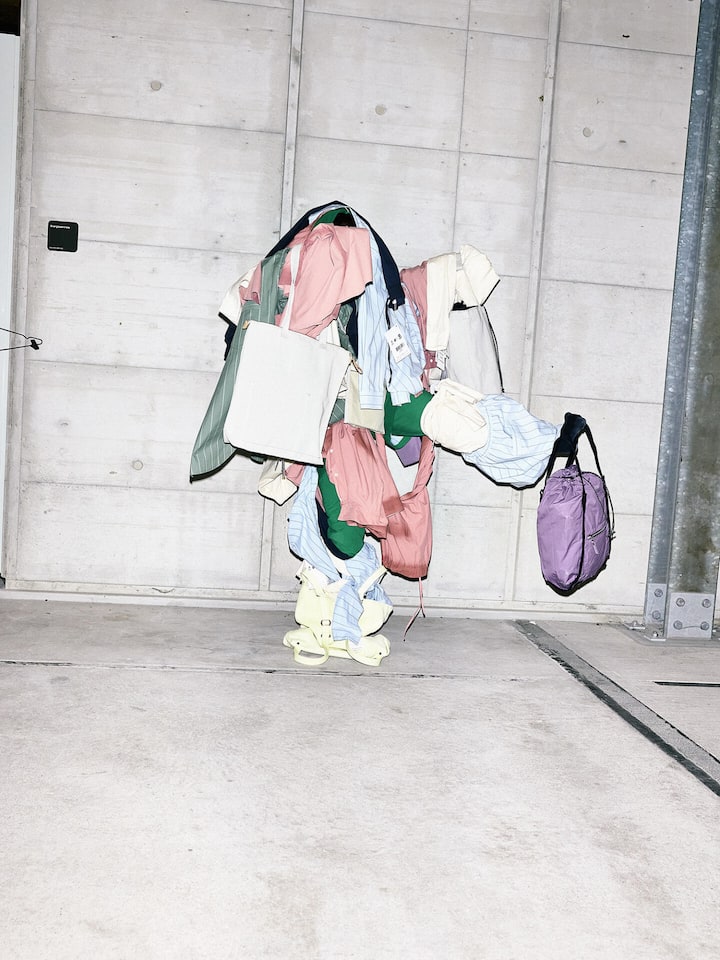 «Wer nur auf Nachhaltigkeit setzt, hat verloren» Illustrative Umsetzung Fair-Fashion. Die Kleider stammen aus fair produzierten Textilien von Lavie und Taschen aus Bananatex von Qwestion.