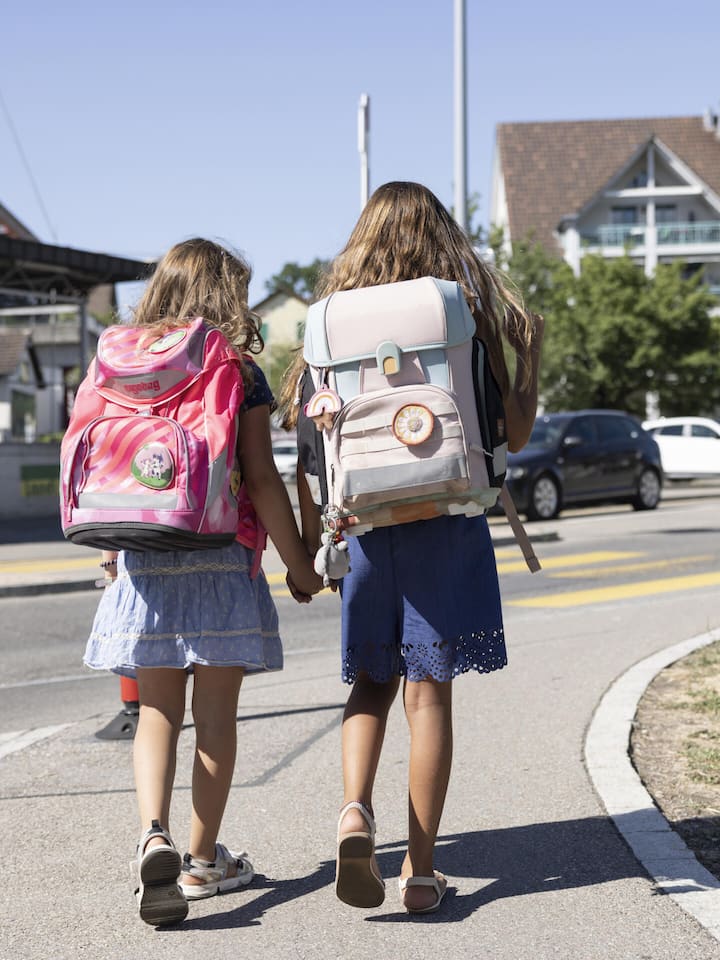 Schulweg; gefärlicher Schulweg; Zebrastreifen; Strasse; Verkehr; Schülerinnen; Kinder; Hombrechtikon
Symbolbilder fuer den Beobachter. Ausschliesslich redaktionelle Nutzungen Beobachter zum Thema Schulweg sind erlaubt. Editor's note: gestellte Szen…