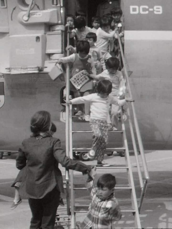 Images d’enfants coréens arrivés à Genève par Swissair en mai 1973