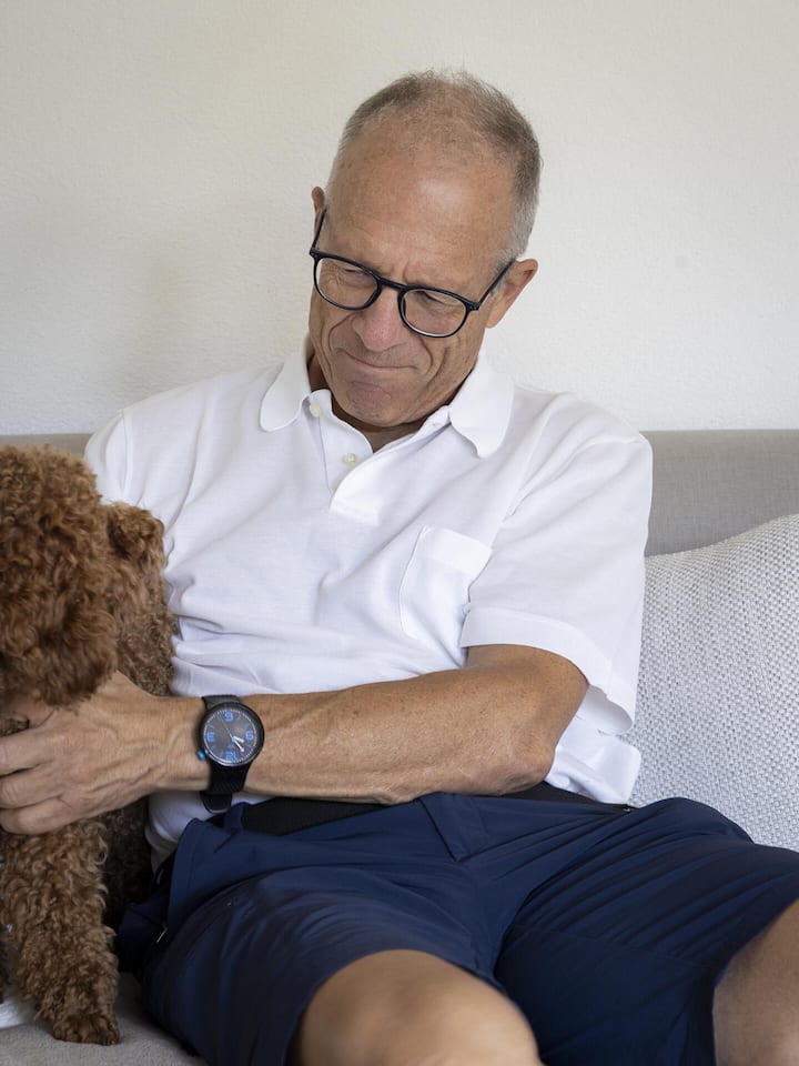 Portrait von Ueli Meister, mit im Bild sein Pudel Lenny, fotografiert am Donnerstag, 16. Juli 2026, in Riedikon von Anne Gabriel-Juergens fuer den Beobachter. Die Krankenkasse Assura hat eine 100-jaehrige Frau im Altersheim wegen eines ausstehenden B…