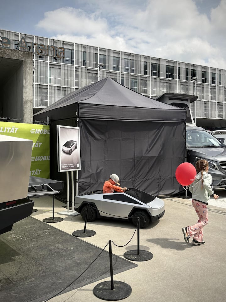 Der auf Schweizer Strassen nicht zugelassene Cybertruck an der Frühlingsmesse BEA gibt es auch als Spielzeug-Auto für Kinder, aufgenommen am 29.04.2026