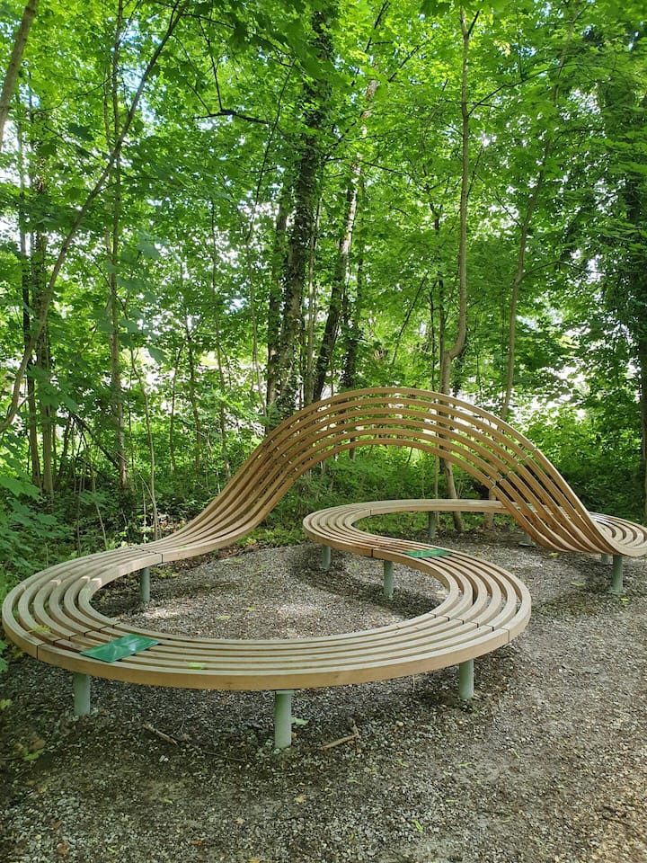 Der Lifegarden ist ein Outdoor-Parcours und befähigt die BesucherInnen ihre Resilienz in der freien Natur zu aktivieren und zu stärken.Die Psychiatrische Universitätsklinik Zürich (PUK) hat mit dem "Lifegarden" den ersten Vitaparcours für die Ps…
