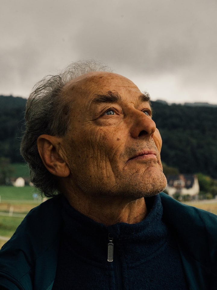 Samuel Theiler: Hausen am Albis 26.09.2025 Beobachter Magazin Spezial «Sich Gutes tun» 22/2025 «Meditieren für Anfänger» Samuel Theiler, fotografiert am 26.09.2025 in Hausen am Albis. © Samuel Schalch